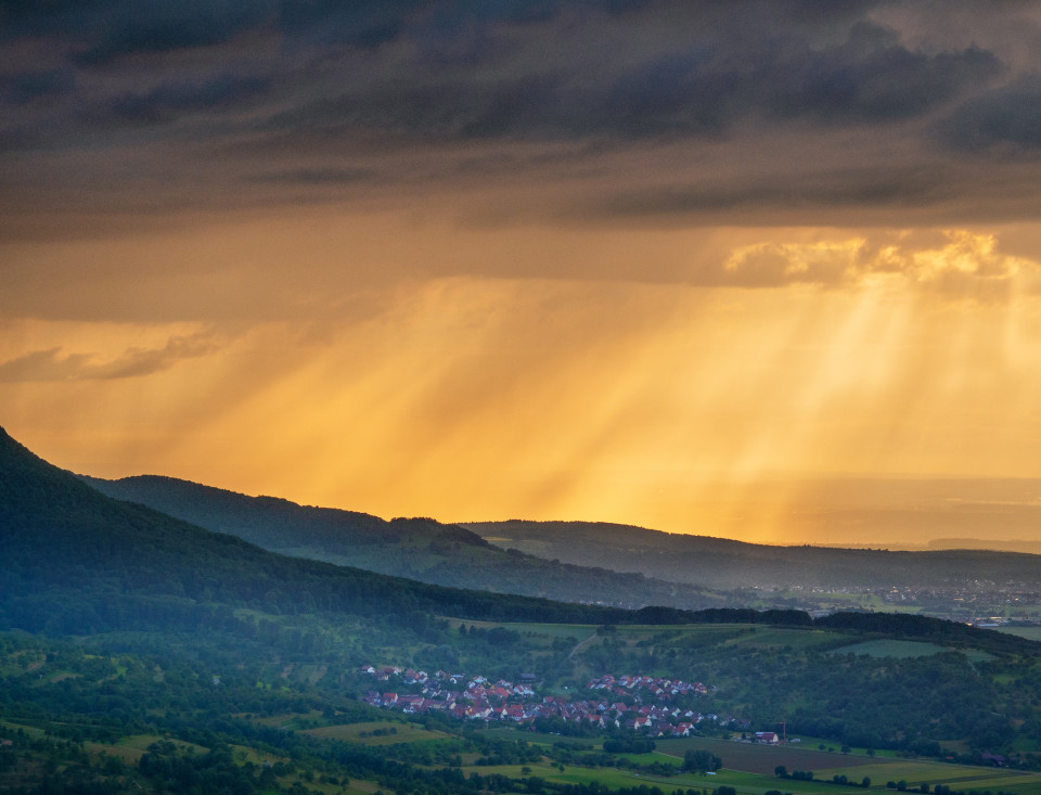 Abendstimmung mit Gewitter am Albtrauf