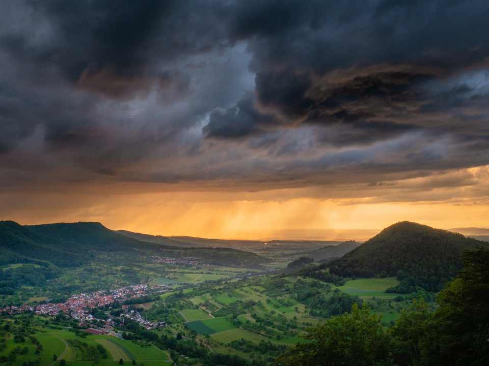 Abendstimmung mit Gewitter am Albtrauf