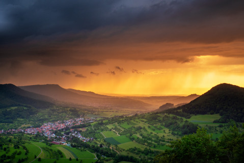 Abendstimmung mit Gewitter am Albtrauf