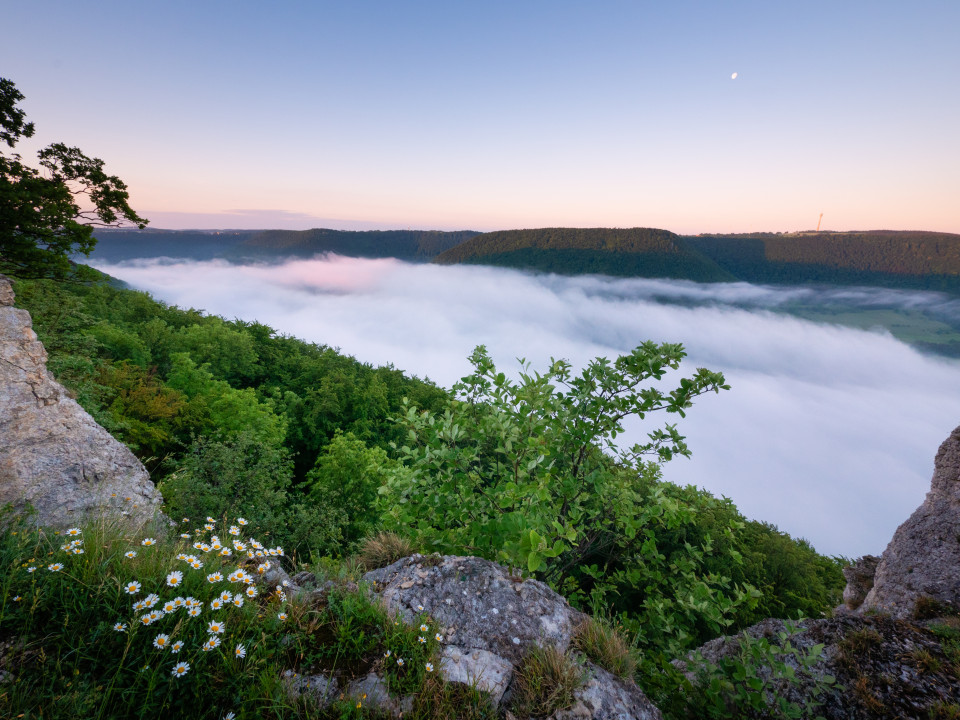 Morgenstimmung mit Frühnebel über dem Filstal