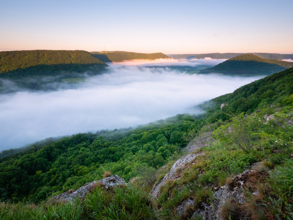 Morgenstimmung mit Frühnebel über dem Filstal