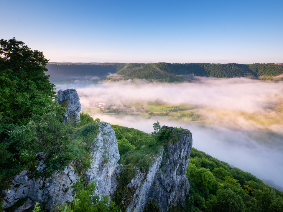 Morgenstimmung mit Frühnebel über dem Filstal