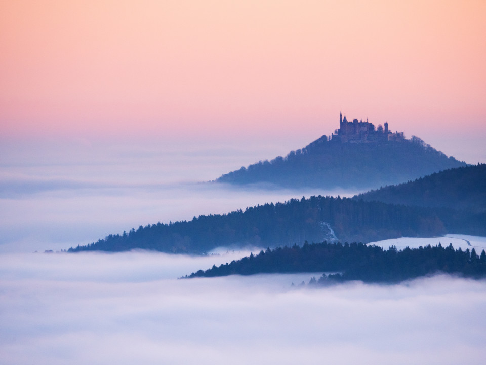 Blick vom Lochenstein zur Burg Hohenzollern