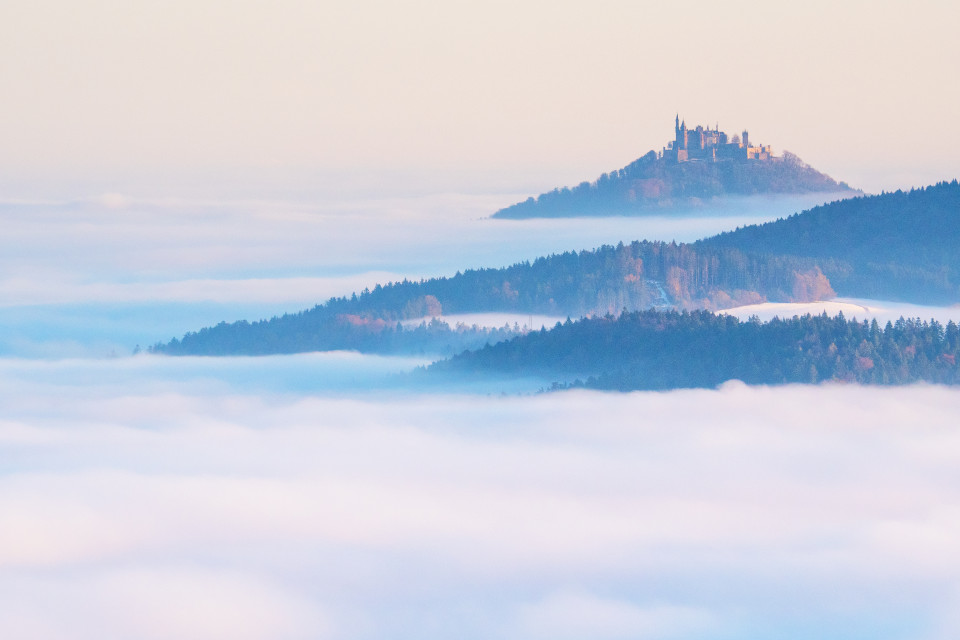 Blick vom Lochenstein zur Burg Hohenzollern