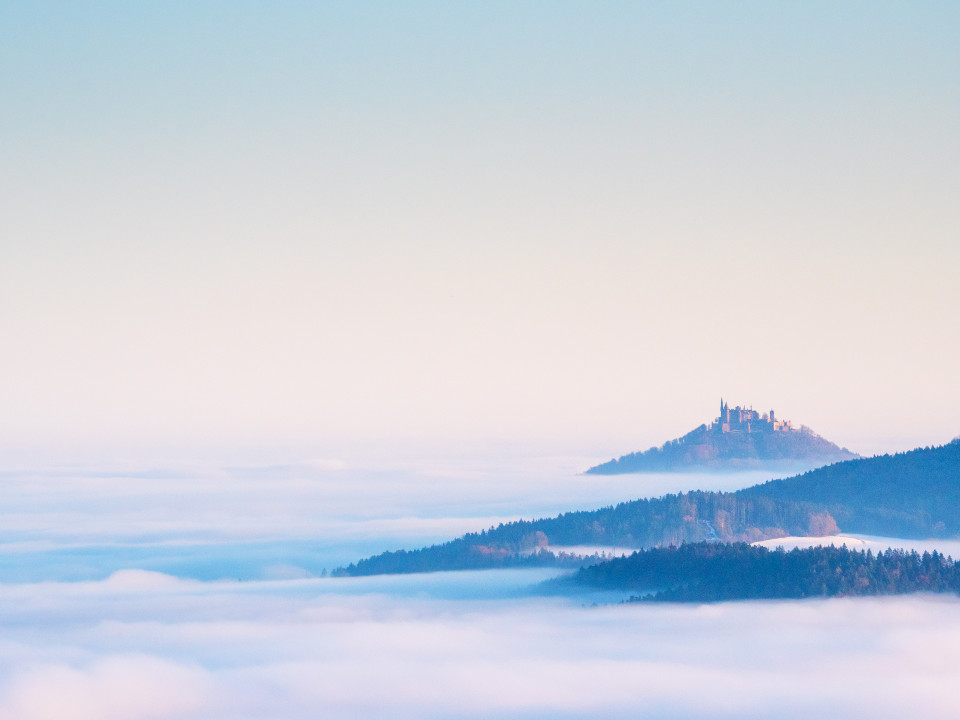 Blick vom Lochenstein zur Burg Hohenzollern