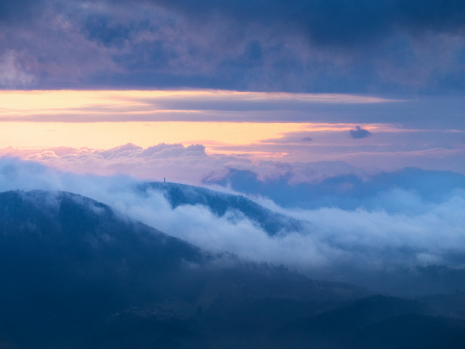 Abend im Schwarzwald mit tiefen Wolken