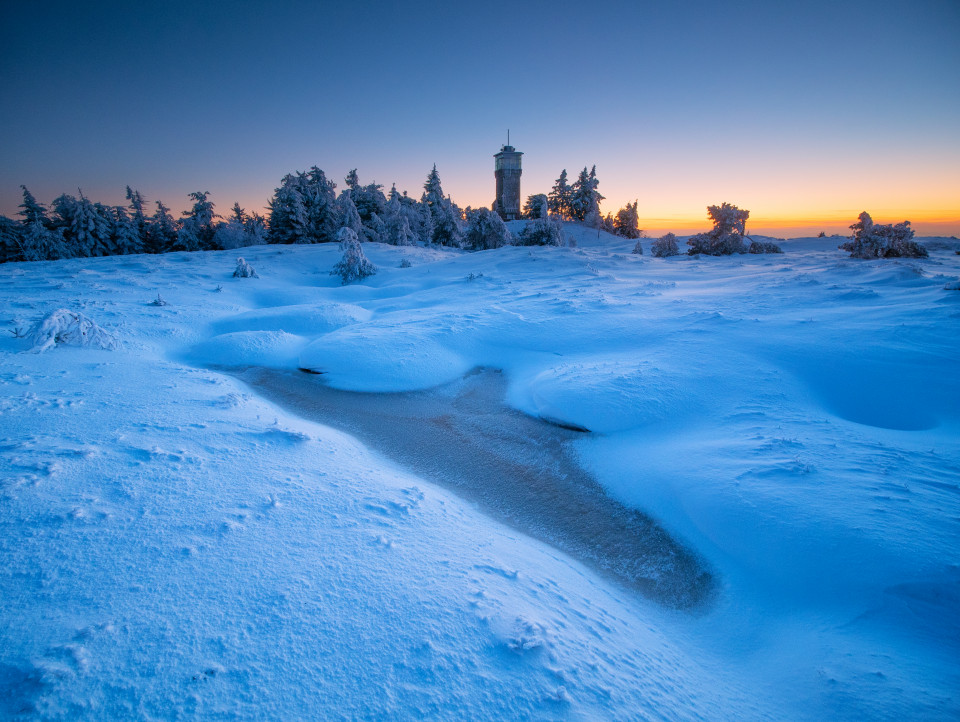 Abenddämmerung im Winter auf der Hornisgrinde