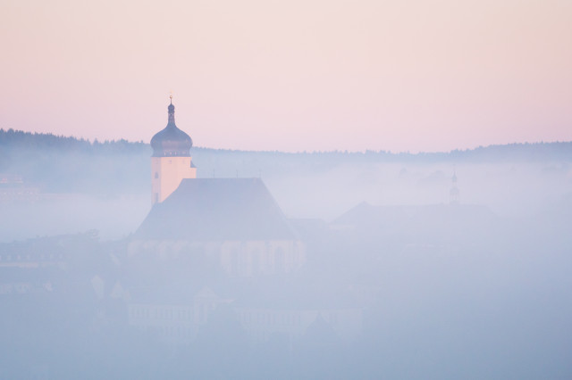 Marienberg, Kirche im Frühnebel