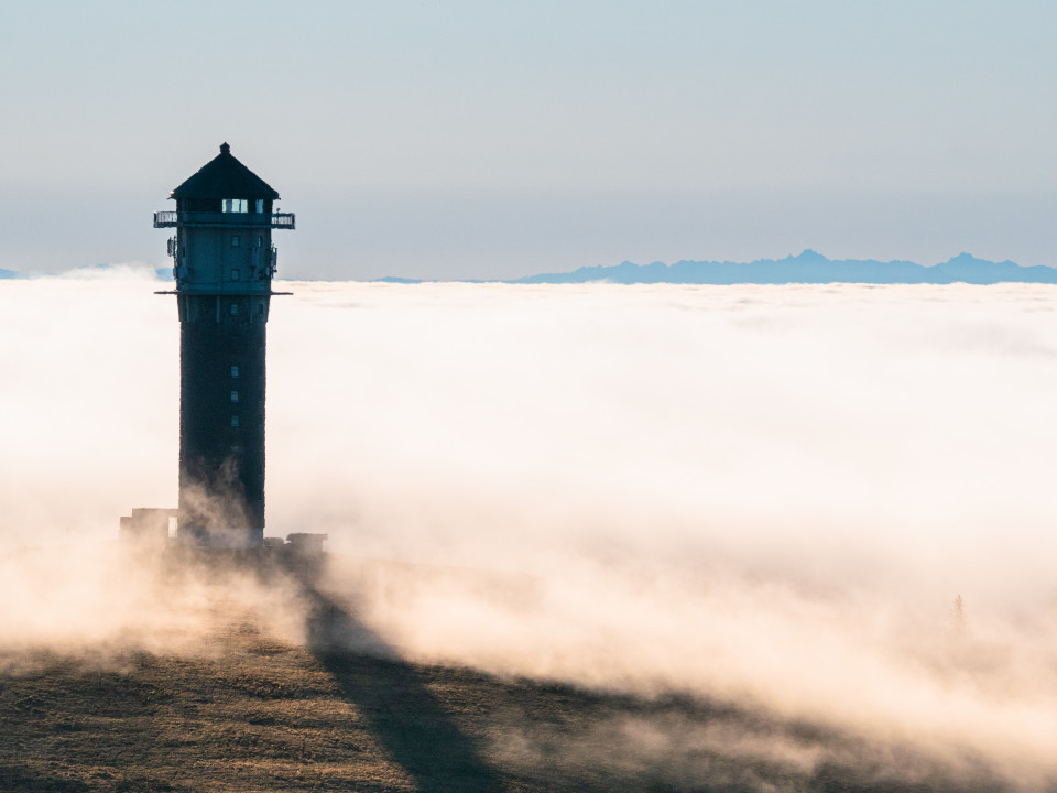 Feldbergturm vor dem Nebelmeer