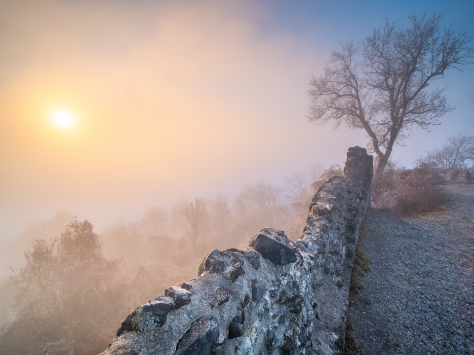 Hohenhewen bei Sonnenaufgang an der Nebelobergrenze