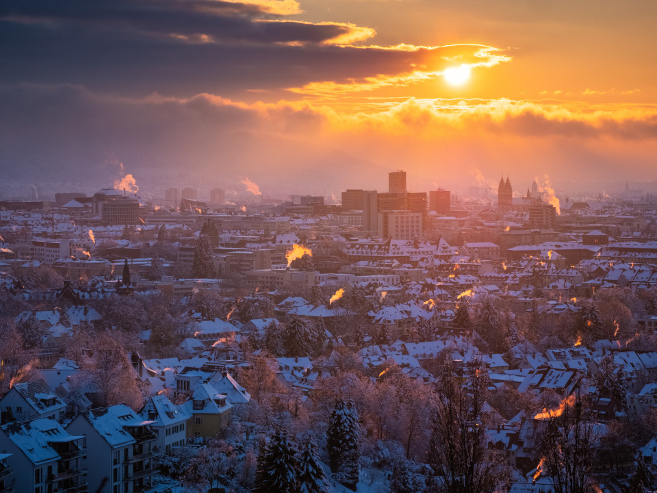 Winterlicher Sonnenuntergang über Freiburg