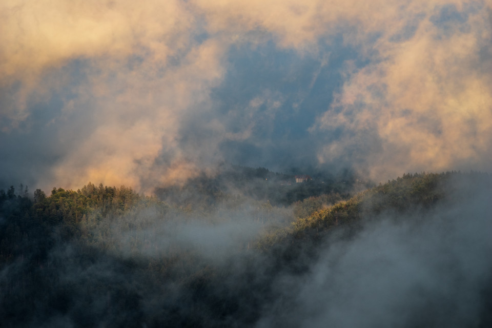 Abendstimmung mit tiefen Wolken