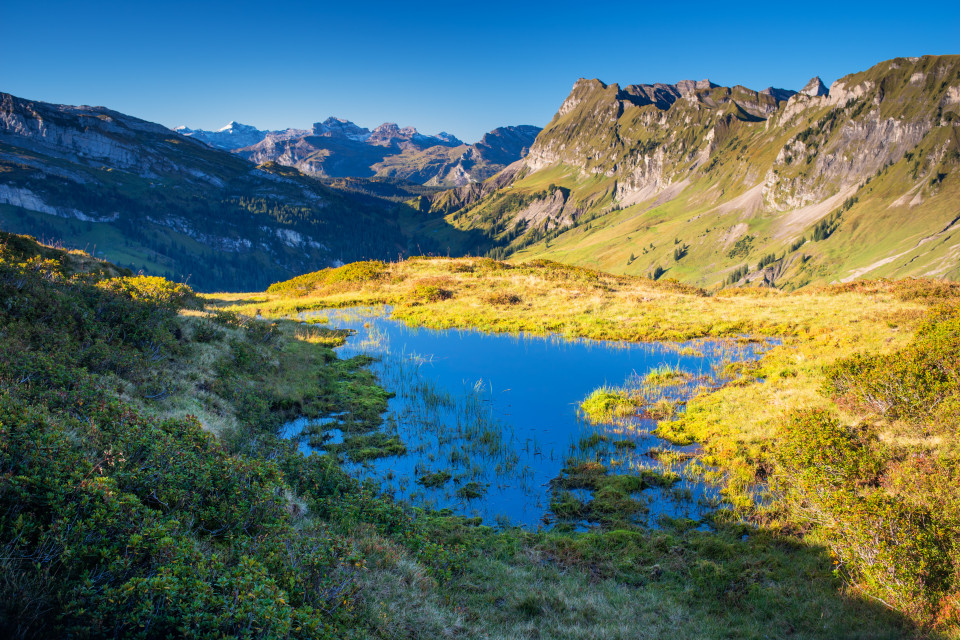 Kleiner See mit Blick Richtung Pragelpass