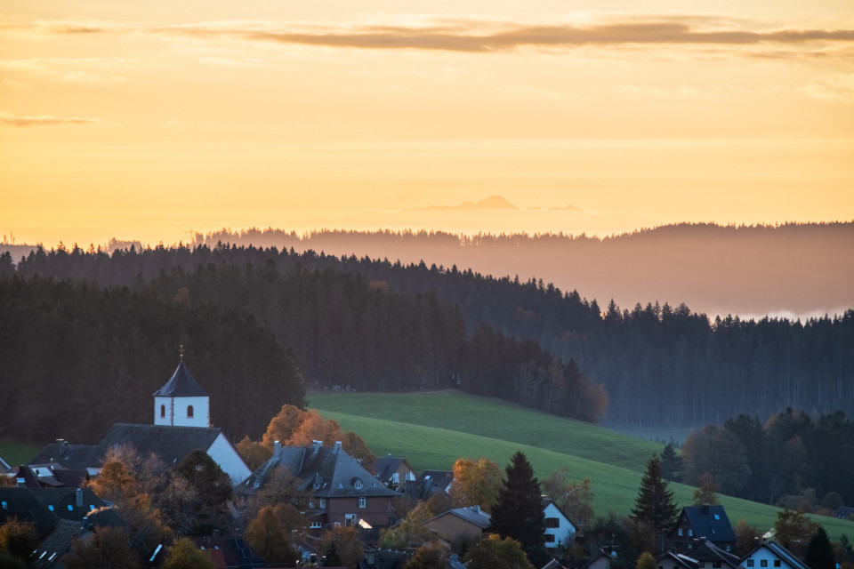 Blick über Breitnau zu den Alpen