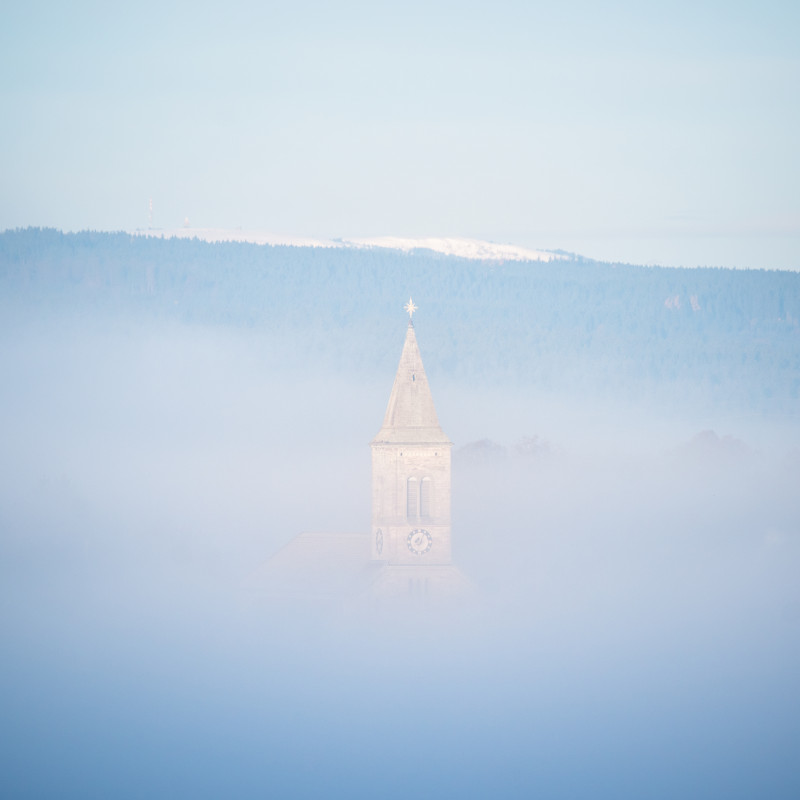 Blick über die Bonndorfer Kirche St. Peter und Paul zum Feldberg