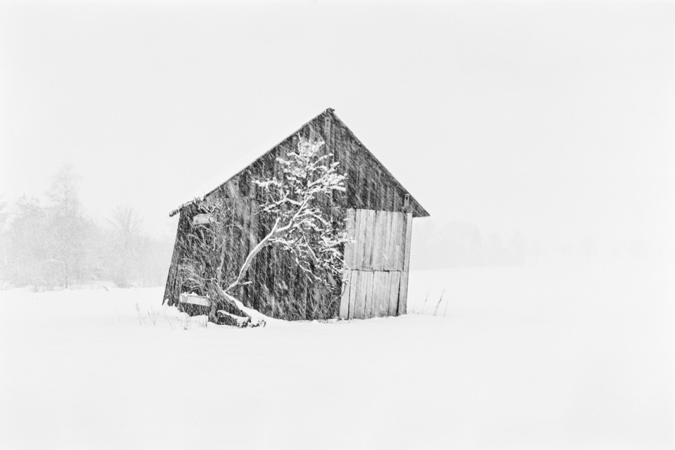 Scheune im Schneefall