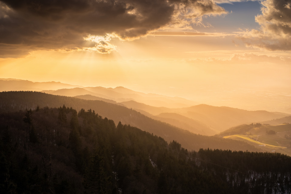 Sonnenuntergang auf der Rückseite von Sturmtief "Ylenia"