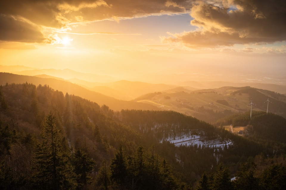 Sonnenuntergang auf der Rückseite von Sturmtief "Ylenia"