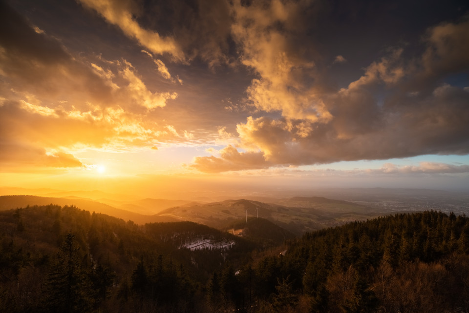 Sonnenuntergang auf der Rückseite von Sturmtief "Ylenia"