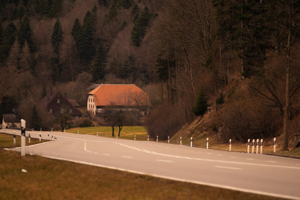 Blick über die gesperrte B31 auf Posthalde