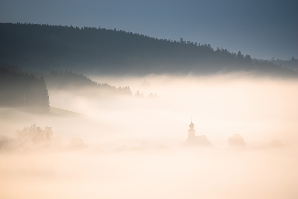 Blick zur Schollacher Kirche im Morgennebel