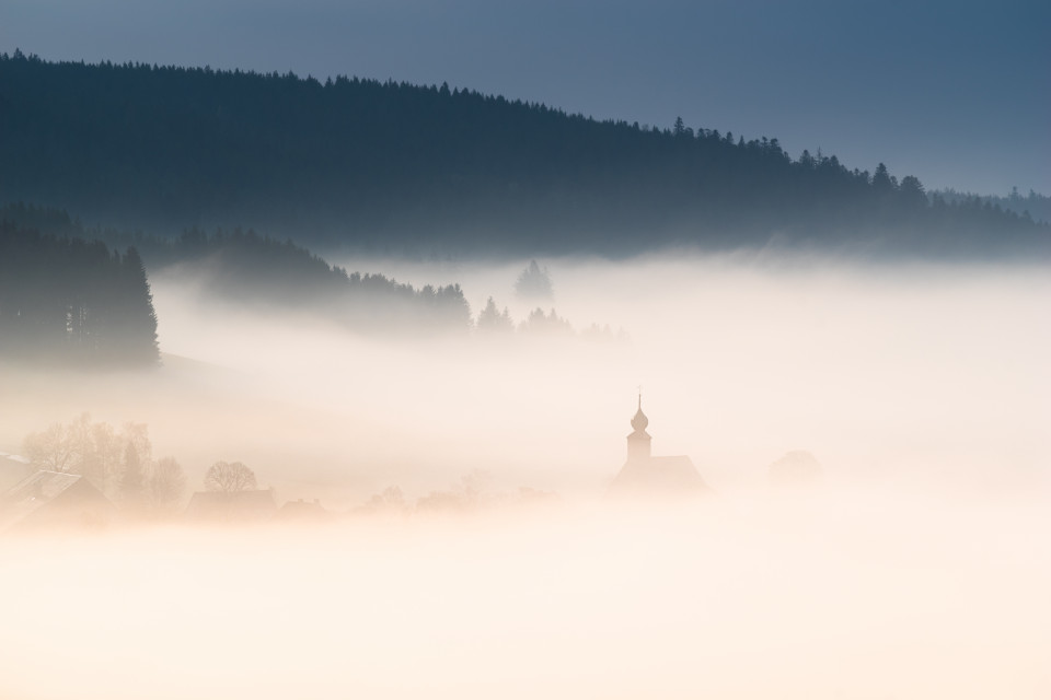 Blick zur Schollacher Kirche im Morgennebel