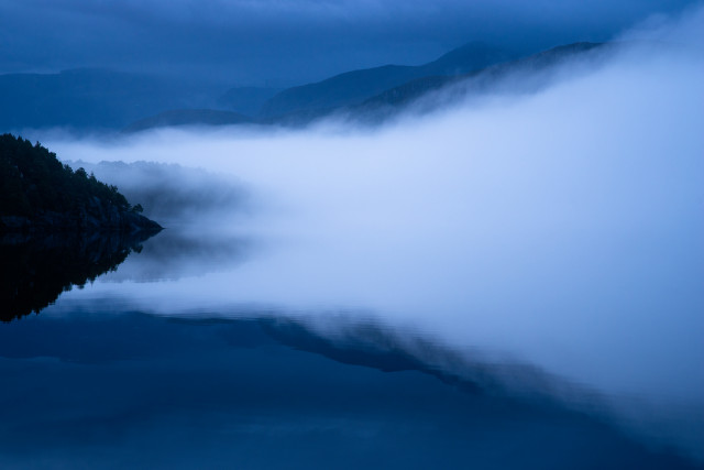 Nebel über dem Fjord bei Dyrstad