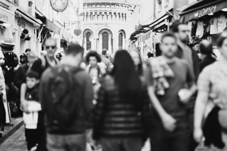 Montmartre (realistisches Straßenbild, sonntags)