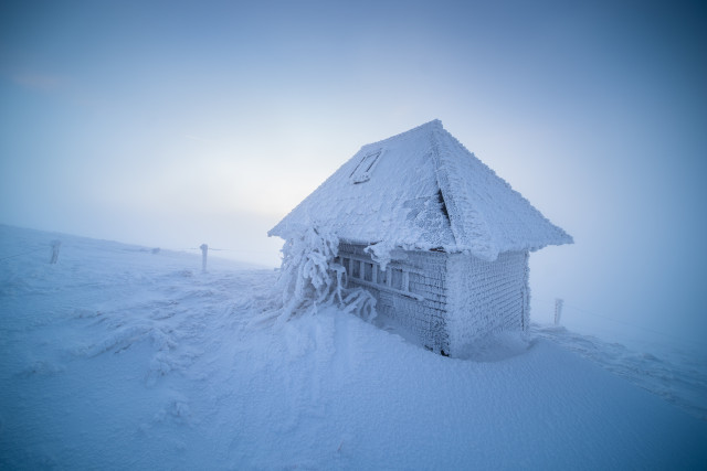 Hütte auf dem Feldberg im Nebel