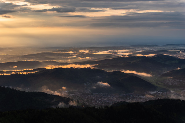 Landschaft im Abendlicht gesehen vom Kandelfelsen