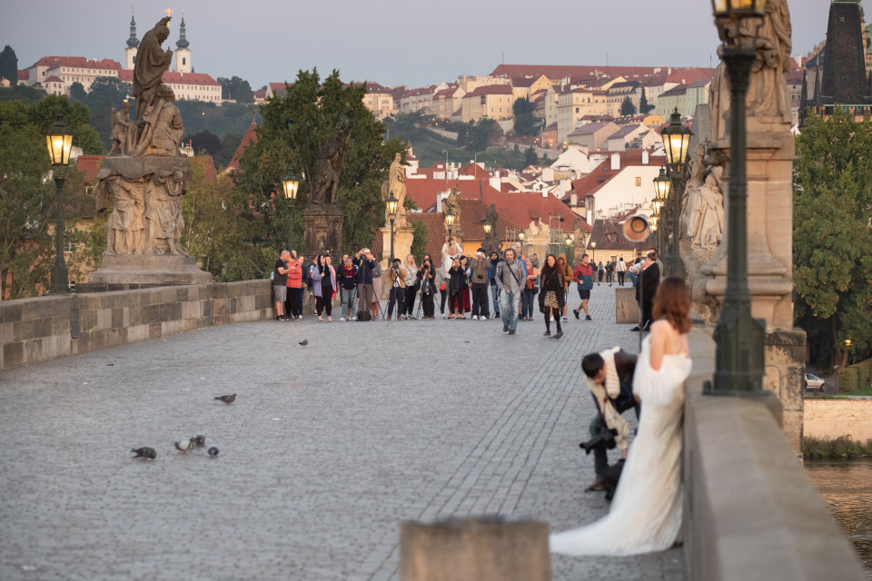 Sonntagmorgens halb 7 auf der Karlsbrücke