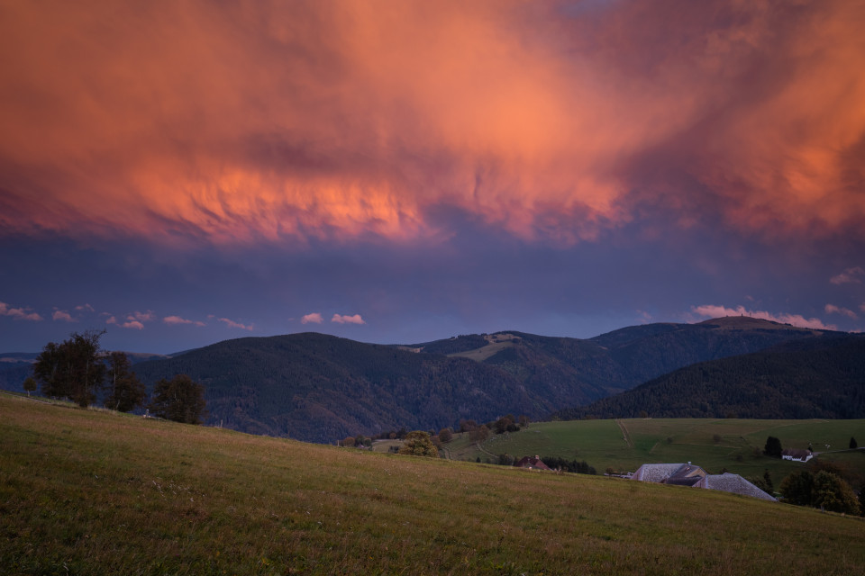 Blick zum Feldberg mit Abendrot