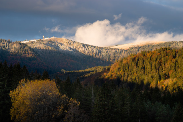 Blick zum Feldberg mit erstem Schnee