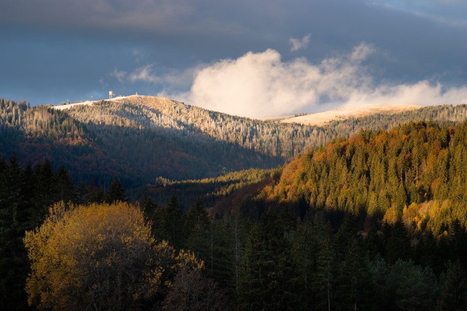 Blick zum Feldberg mit erstem Schnee