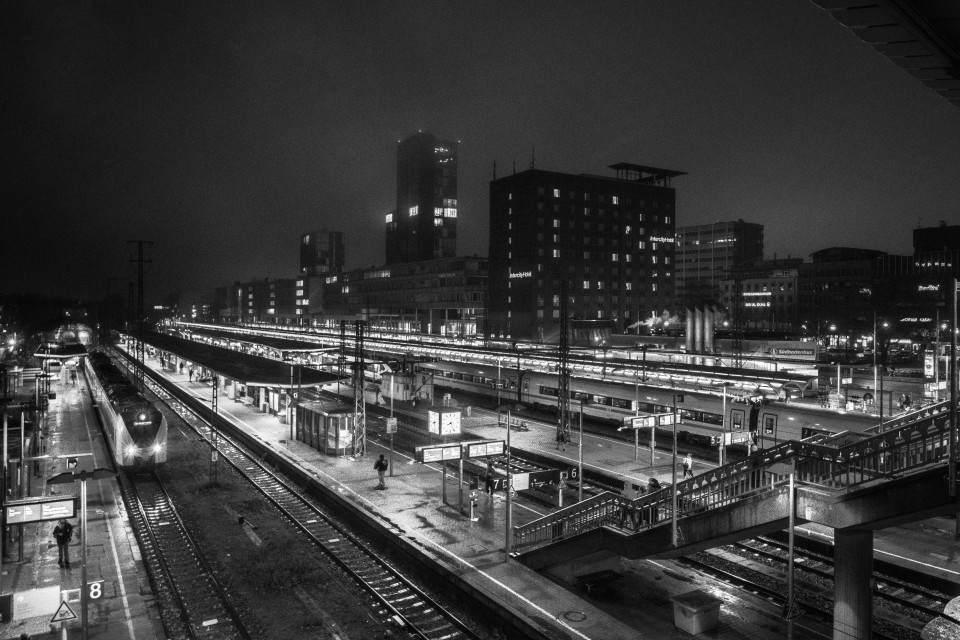 Freiburg Hauptbahnhof bei Nacht