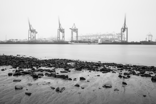 Blick vom Elbstrand zum Containerhafen