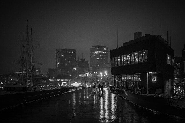 Elbpromenade Hamburg bei Nacht