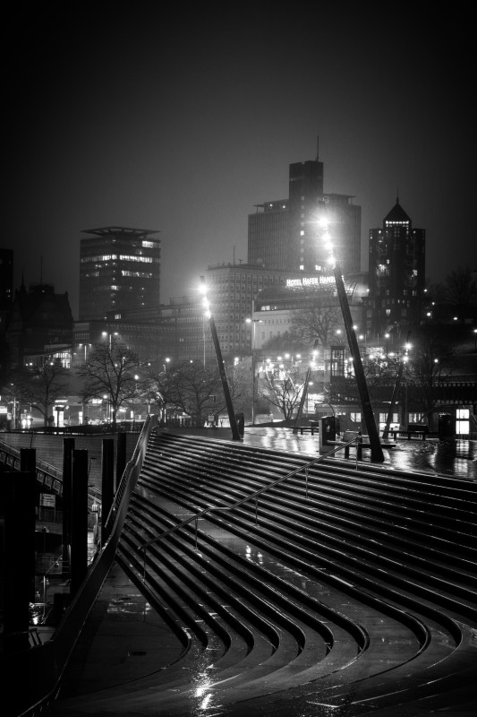 Elbpromenade Hamburg bei Nacht