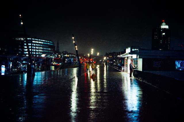 Elbpromenade Hamburg bei Nacht