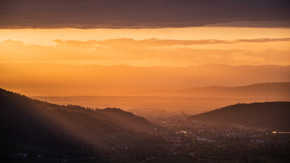 Blick vom Frauensteigfelsen über Freiburg zu den Vogesen