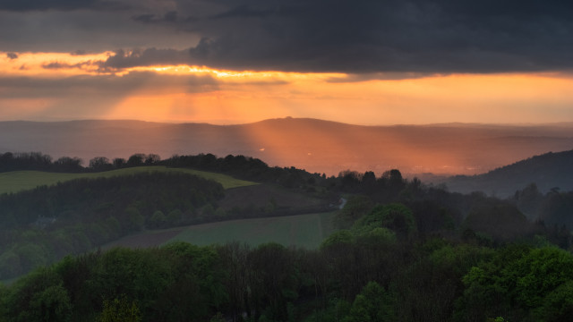 Painswick Beacon bei Regen und Sonnenuntergang